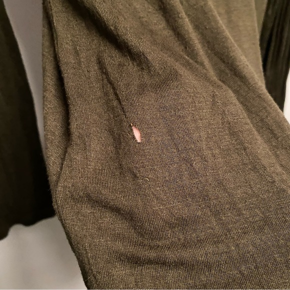 🖤5/$20 Olive Green Criss Cross Neck Long Sleeve Top - Picture 4 of 9